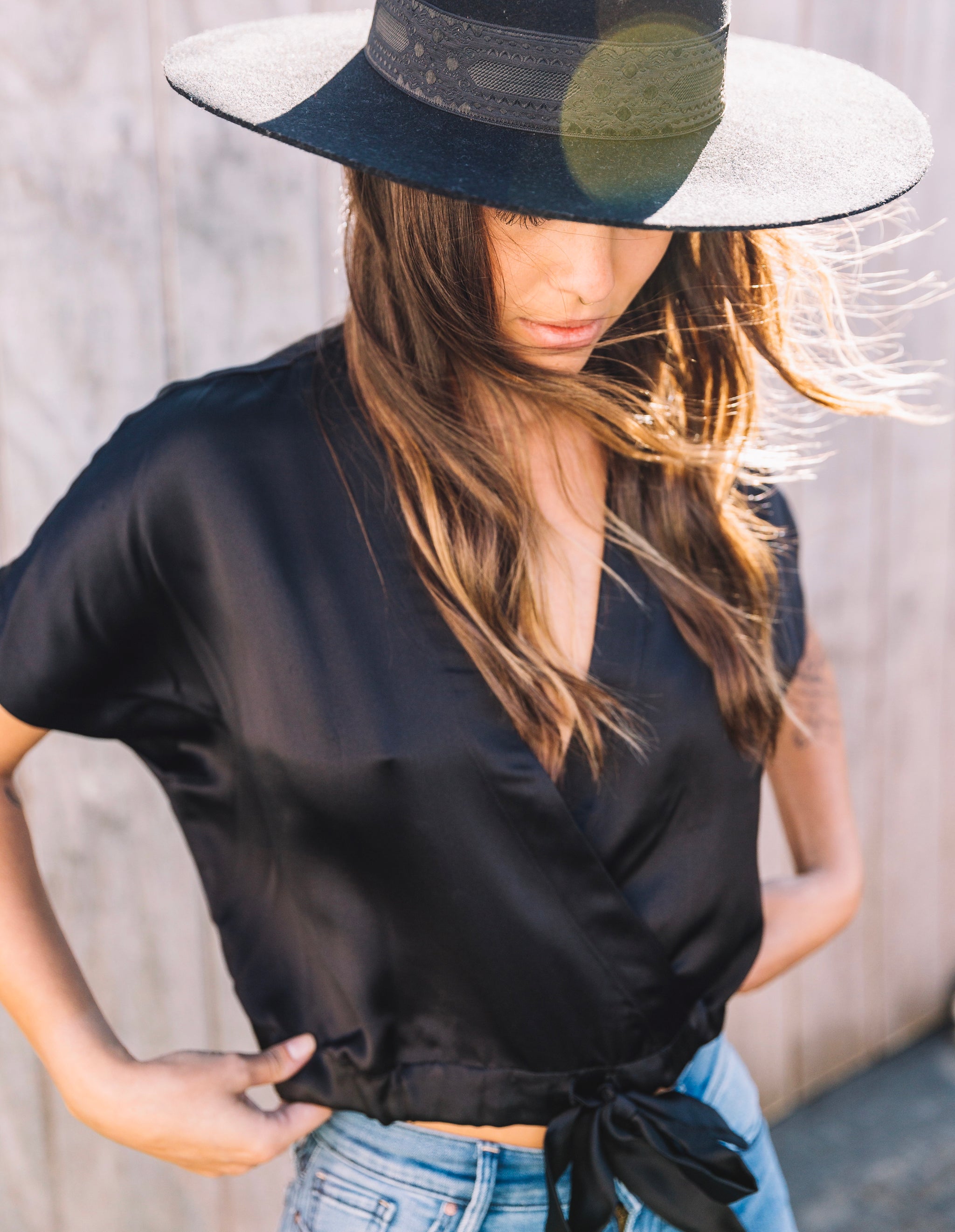 känsla Silk Wrap Top, in Black